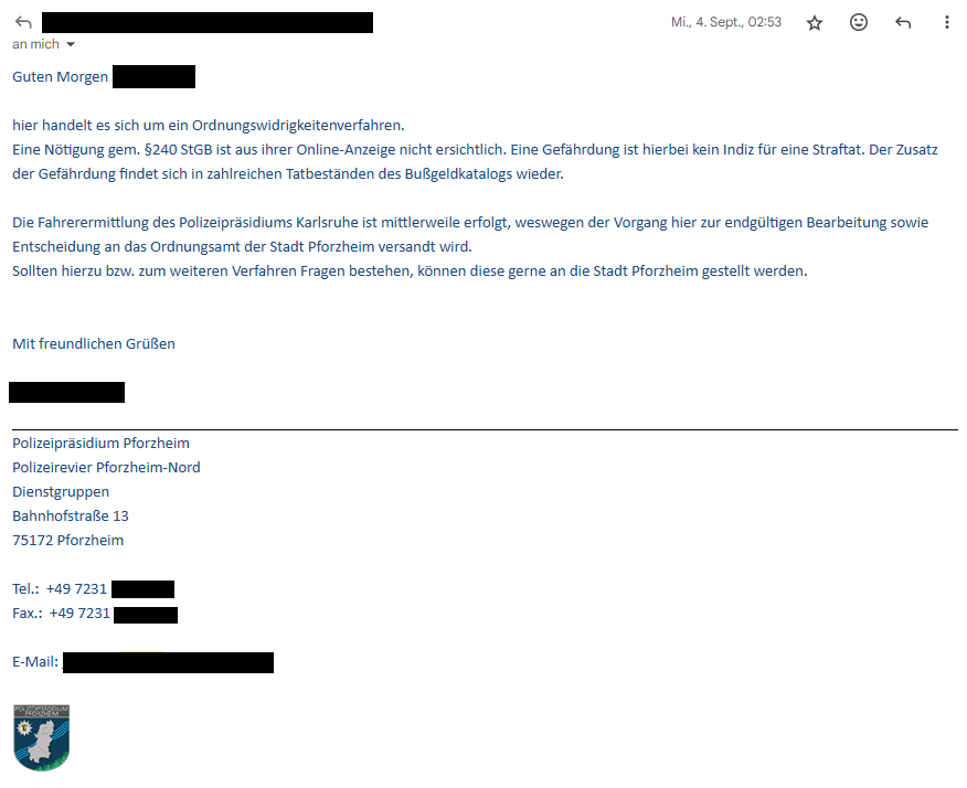 Das Bild zeigt eine E-Mail des Polizeipräsidiums Pforzheim. Es handelt sich um eine Mitteilung zu einem Ordnungswidrigkeitenverfahren. Die Fahrermittlung ist abgeschlossen und der Vorgang wurde an das Ordnungsamt Pforzheim zur Bearbeitung weitergeleitet. Eine Nötigung gemäß §240 StGB wurde nicht festgestellt.