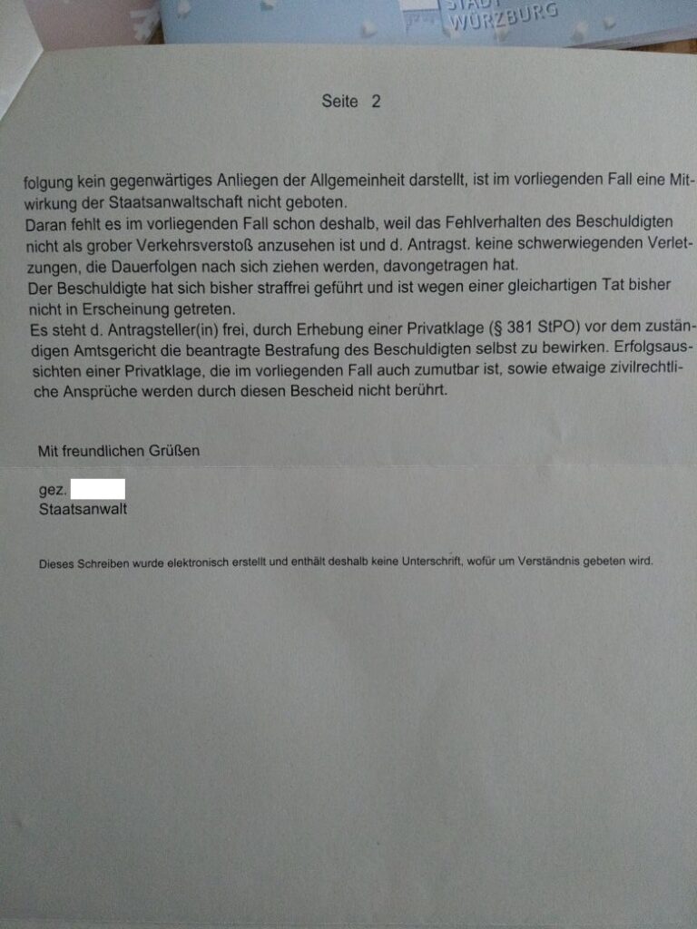 Das Bild zeigt die zweite Seite eines Schreibens der Staatsanwaltschaft. Der Text erklärt, warum im vorliegenden Fall keine weitere Untersuchung durch die Staatsanwaltschaft erfolgt. Das Fehlverhalten des Beschuldigten wird als nicht schwerwiegend genug eingestuft, um ein öffentliches Interesse an einer Strafverfolgung zu begründen. Dem Antragsteller wird jedoch die Möglichkeit einer Privatklage eröffnet. Das Schreiben ist elektronisch erstellt und trägt daher keine Unterschrift.