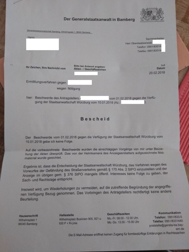Das Bild zeigt einen Bescheid des Generalstaatsanwalts in Bamberg vom 20.02.2018. Der Bescheid bezieht sich auf eine Beschwerde vom 01.02.2018 gegen eine Verfügung der Staatsanwaltschaft Würzburg vom 10.01.2018. Der Generalstaatsanwalt gibt der Beschwerde keine Folge, da die Entscheidung der Staatsanwaltschaft Würzburg der Sach- und Rechtslage entspricht. Der Bescheid enthält Kontaktdaten der Generalstaatsanwaltschaft Bamberg.
