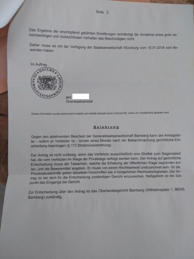 Das Bild zeigt die Seite 2 eines Schreibens der Staatsanwaltschaft. Es handelt sich um eine Belehrung über die Möglichkeit, gegen einen ablehnenden Bescheid der Generalstaatsanwaltschaft Bamberg gerichtliche Entscheidung zu beantragen. Der Text erklärt die Bedingungen und das Verfahren für einen solchen Antrag. Das Schreiben ist elektronisch erstellt und enthält daher keine Unterschrift. Im oberen Teil findet sich ein Siegel der Bayerischen Staatsanwaltschaft.