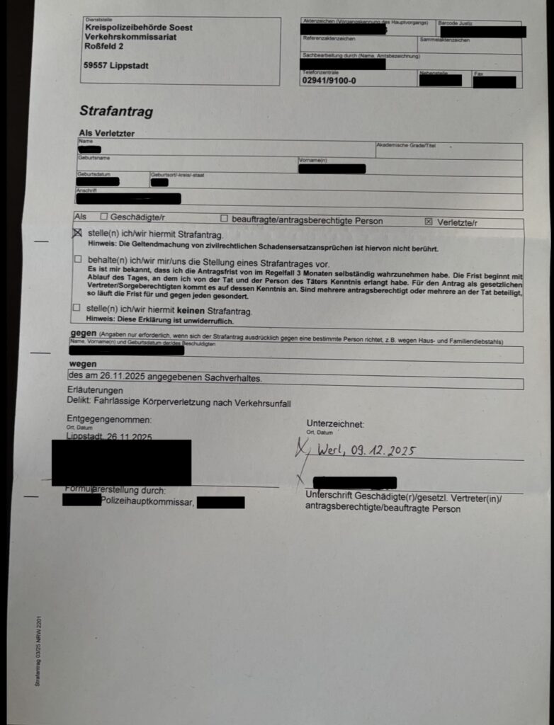 Das Bild zeigt einen Strafantrag der Kreispolizeibehörde Soest, ausgefüllt im Zusammenhang mit einer fahrlässigen Körperverletzung nach einem Verkehrsunfall. Der Antrag wurde in Lippstadt am 26.11.2025 entgegengenommen und am 09.12.2025 in Werl unterzeichnet.