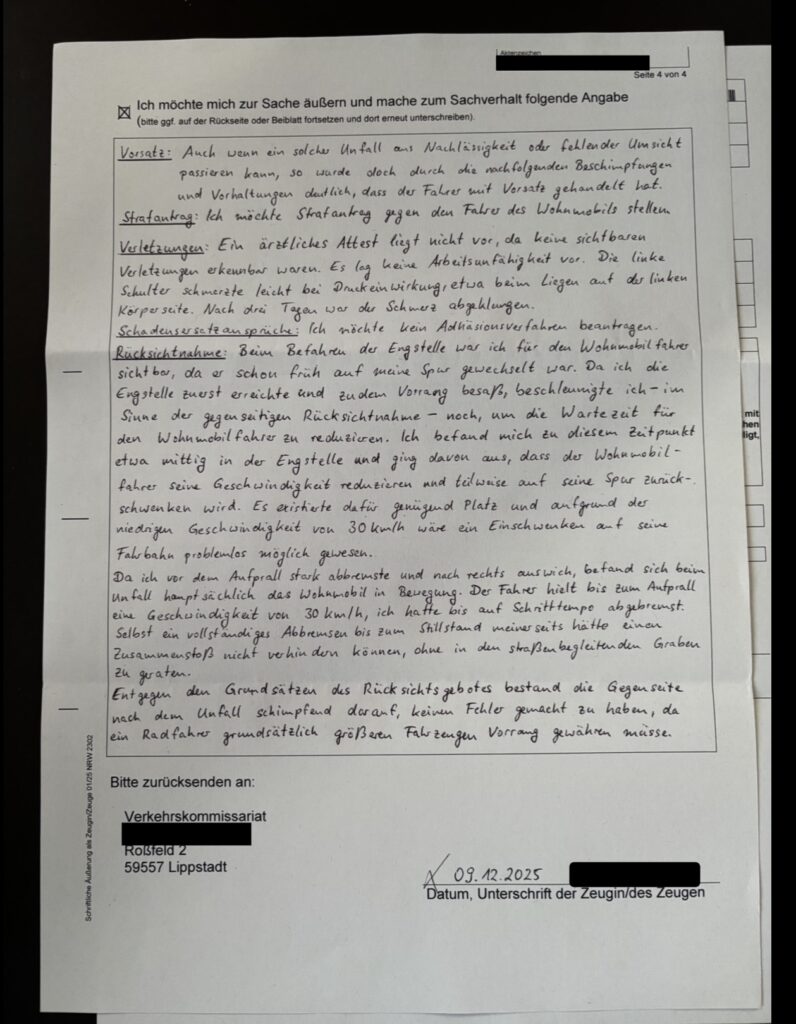 Das Bild zeigt einen handschriftlich ausgefüllten Fragebogen eines Zeugen zu einem Verkehrsunfall, der an das Verkehrskommissariat geschickt werden soll. Der Zeuge beschreibt den Unfallhergang und gibt an, dass er Strafantrag gegen den Fahrer des Wohnmobils stellen möchte.