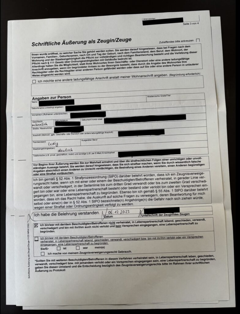 Das Bild zeigt einen teilweise ausgefüllten Vordruck mit der Überschrift "Schriftliche Äußerung als Zeugin/Zeuge". Der Vordruck enthält Angaben zur Person, Belehrungen über die Wahrheitspflicht und ein Zeugnisverweigerungsrecht, sowie die Unterschrift des Zeugen und das Datum.