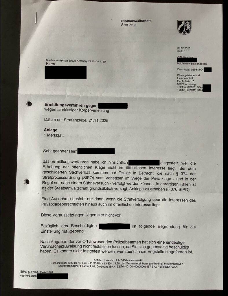 Das Bild zeigt ein Schreiben der Staatsanwaltschaft Arnsberg an einen Herrn bezüglich eines Ermittlungsverfahrens wegen fahrlässiger Körperverletzung, das eingestellt wurde, da kein öffentliches Interesse an der Klageerhebung besteht. Die Begründung für die Einstellung ist, dass keine eindeutige Verursacherzuweisung möglich war.