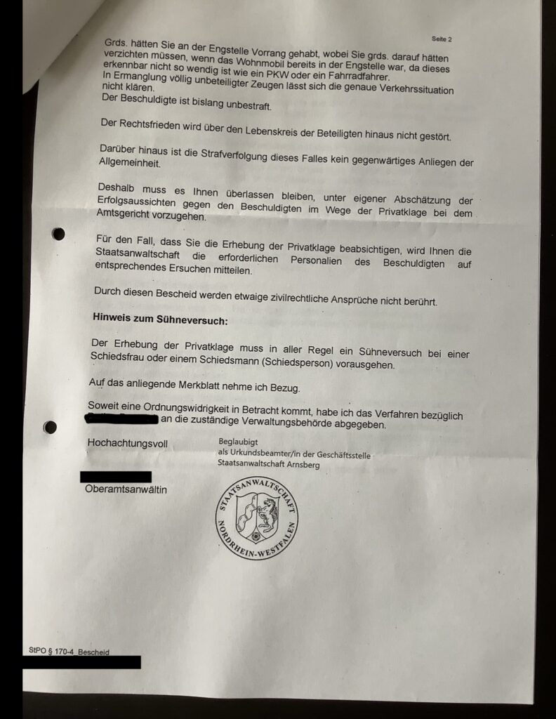 Das Bild zeigt einen amtlichen Briefkopf mit dem Wappen von Nordrhein-Westfalen, der von einer Oberamtsanwältin unterzeichnet wurde und sich auf einen Beschluss gemäß § 170-4 StPO bezieht. Der Text des Schreibens behandelt eine Verkehrssituation und mögliche rechtliche Schritte.