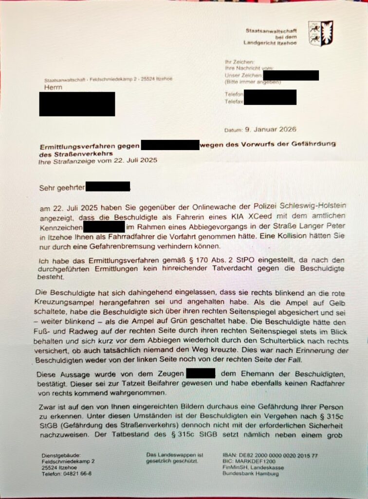 Dieses Schreiben der Staatsanwaltschaft Itzehoe informiert über die Einstellung eines Ermittlungsverfahrens wegen Gefährdung des Straßenverkehrs. Die beschuldigte Fahrerin habe keinen hinreichenden Tatverdacht erfüllt.