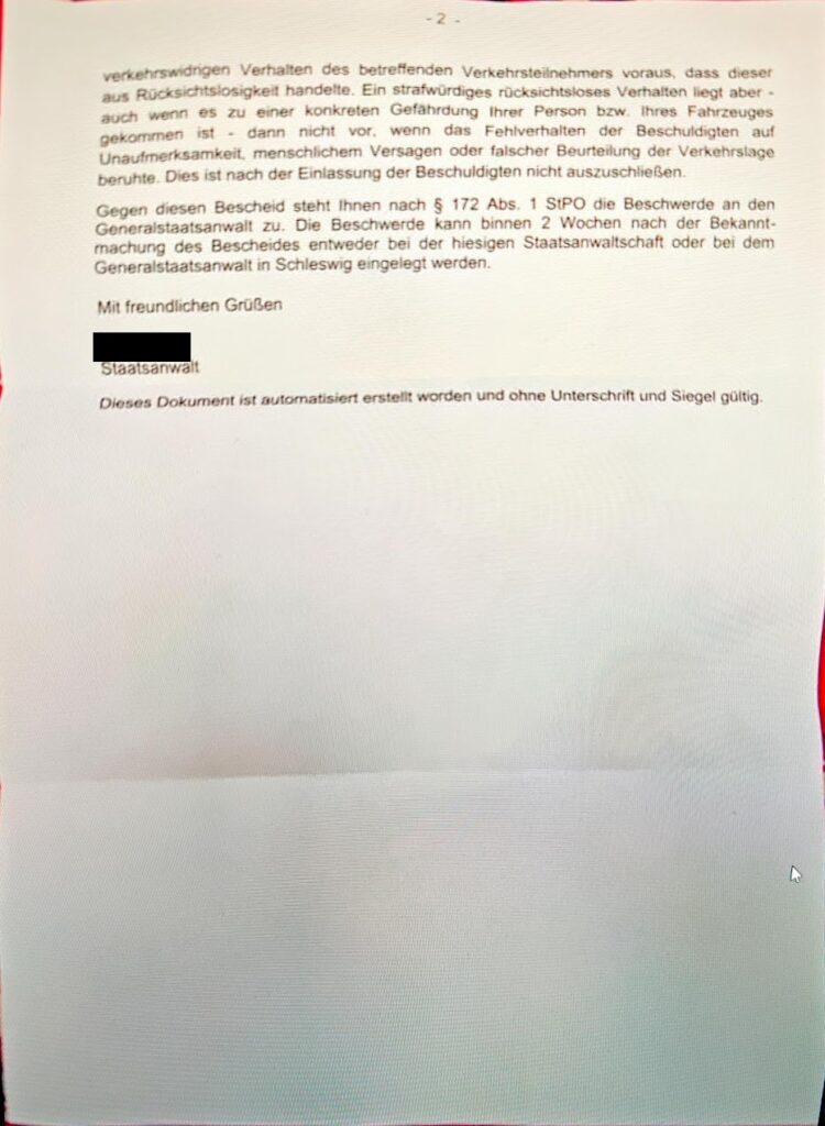 Das Bild zeigt einen Ausschnitt aus einem Schreiben der Staatsanwaltschaft, in dem ein Verwarnungsgeld für verkehrswidriges Verhalten thematisiert wird und die Möglichkeit einer Beschwerde erläutert wird. Am Ende steht ein Hinweis, dass das Dokument automatisiert erstellt wurde und ohne Unterschrift und Siegel gültig ist.
