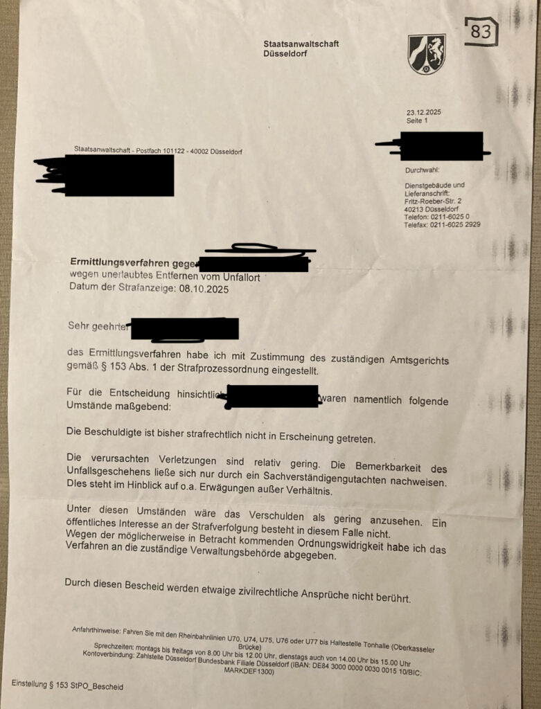 Dieses Dokument ist ein Einstellungsschreiben der Staatsanwaltschaft Düsseldorf im Ermittlungsverfahren wegen unerlaubten Entfernens vom Unfallort. Es wird mitgeteilt, dass das Verfahren gemäß § 153 Abs. 1 der Strafprozessordnung eingestellt wurde, da die Schuld als gering anzusehen ist und kein öffentliches Interesse an der Strafverfolgung besteht.
